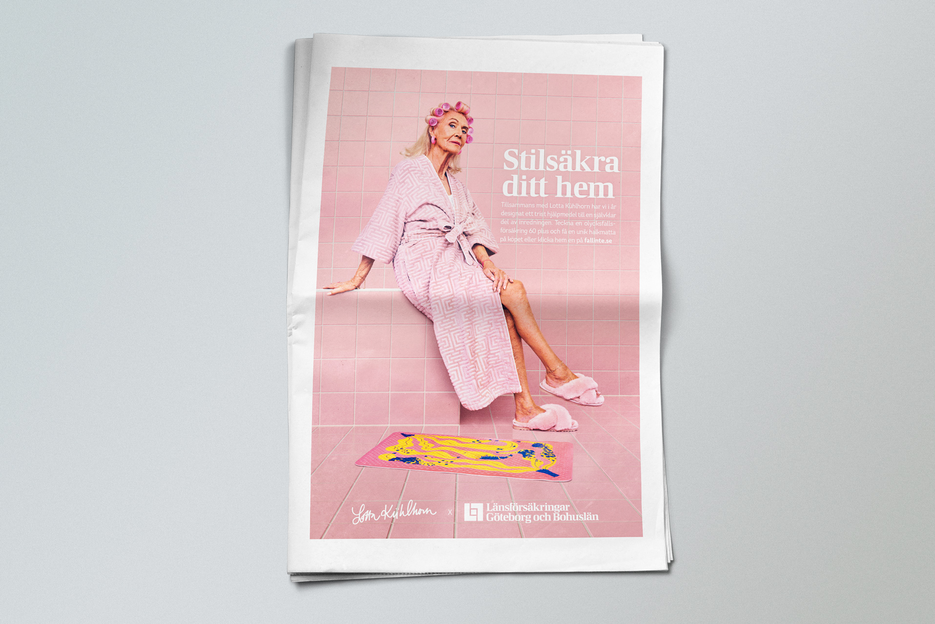 A woman in a pink robe and slippers sits on a pink tiled bench; text reads 'Stilsäkra ditt hem.' Brightly colored rug on the floor.