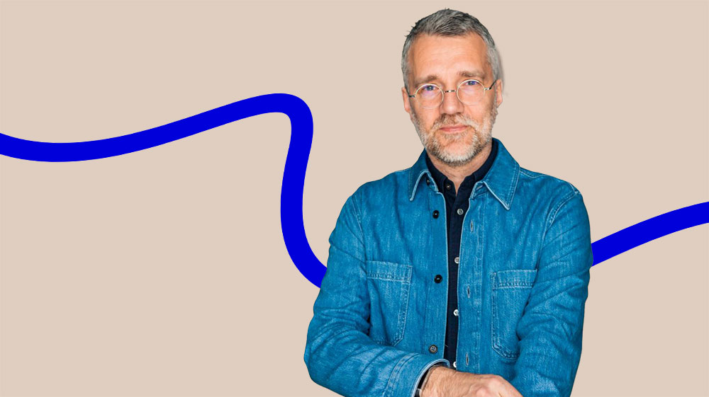 Man in blue denim shirt and glasses for Stendahls Talks on AI customer journey optimization