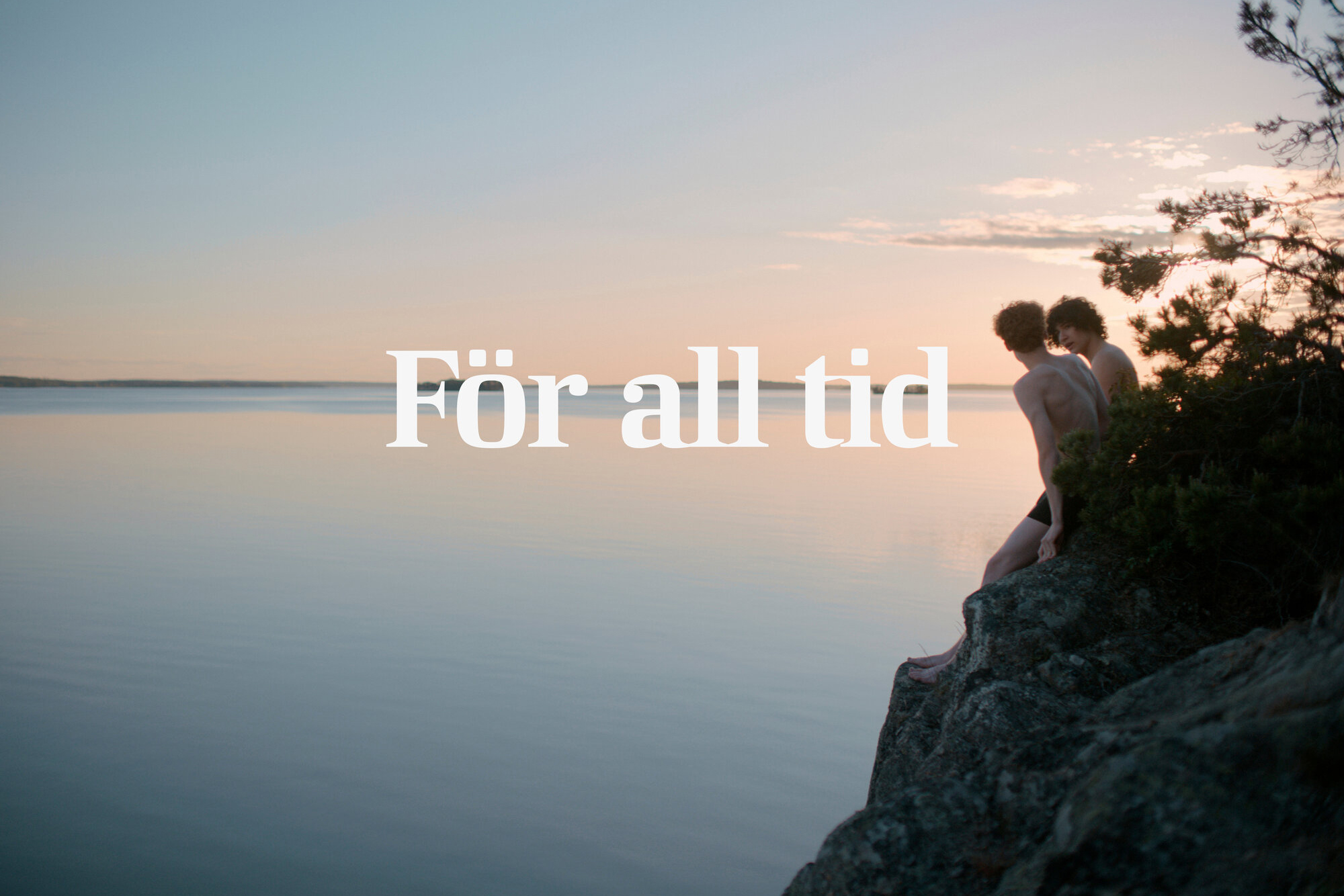 Two people sit on a rock overlooking a tranquil body of water at sunset. Text overlay reads 'För all tid.'